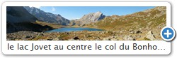 le lac Jovet au centre le col du Bonhomme,  droite  les Aiguilles de la Pennaz